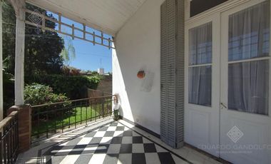 Muy buena casa de estilo con Excelente Lote!!!