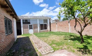 Casa en venta - 3 Dormitorios 1 Baño - Longchamps
