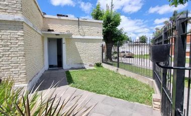 Casa en venta - 3 Dormitorios 1 Baño - Longchamps