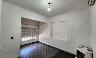 Casa en venta - 3 Dormitorios 1 Baño - Longchamps