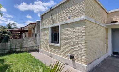 Casa en venta - 3 Dormitorios 1 Baño - Longchamps