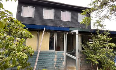 CASA FAMILIAR FRENTE A PLAZA EN LA FLORIDA