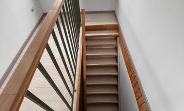 CASA FAMILIAR FRENTE A PLAZA EN LA FLORIDA