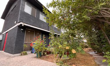 CASA FAMILIAR FRENTE A PLAZA EN LA FLORIDA