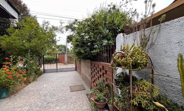 CASA FAMILIAR FRENTE A PLAZA EN LA FLORIDA