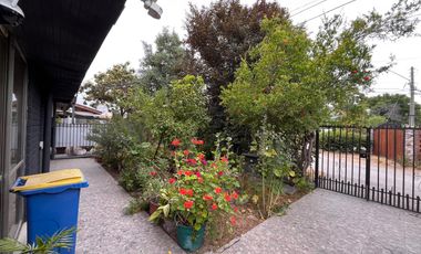 CASA FAMILIAR FRENTE A PLAZA EN LA FLORIDA