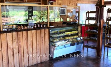 Propiedad comercial orilla carretera.