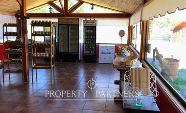 Propiedad comercial orilla carretera.