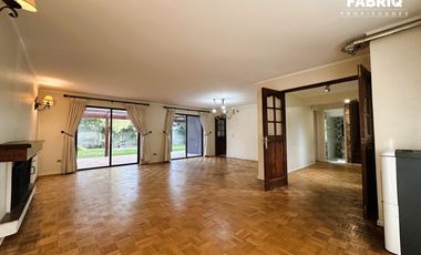 GRAN CASA, CON AMPLIO TERRENO 5DORM + 4BAÑOS + QUINCHO