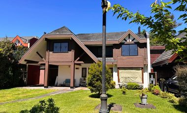 GRAN CASA, CON AMPLIO TERRENO 5DORM + 4BAÑOS + QUINCHO