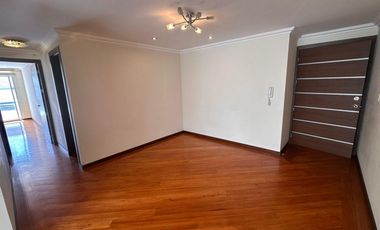 Vendo Departamento en la Urbanización el Condado Amplio y Moderno