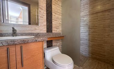 Vendo Departamento en la Urbanización el Condado Amplio y Moderno