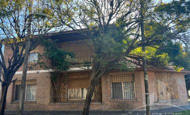 Casa 5 ambientes con cocheras en venta - ALQUILADA - Berazategui