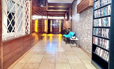 CHALET EN DOS PLANTAS AMPLIO LOTE CON 3 DORMIT. Y SERVICIOS, QUINCHO, FONDO LIBRE