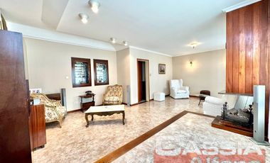 CHALET EN DOS PLANTAS AMPLIO LOTE CON 3 DORMIT. Y SERVICIOS, QUINCHO, FONDO LIBRE