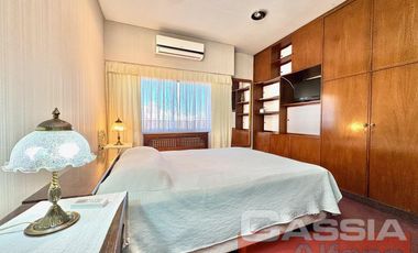 CHALET EN DOS PLANTAS AMPLIO LOTE CON 3 DORMIT. Y SERVICIOS, QUINCHO, FONDO LIBRE