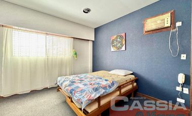 CHALET EN DOS PLANTAS AMPLIO LOTE CON 3 DORMIT. Y SERVICIOS, QUINCHO, FONDO LIBRE