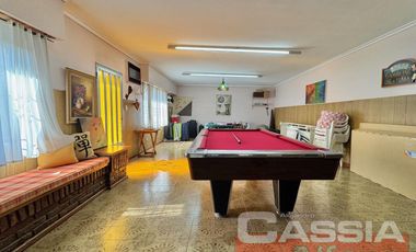 CHALET EN DOS PLANTAS AMPLIO LOTE CON 3 DORMIT. Y SERVICIOS, QUINCHO, FONDO LIBRE