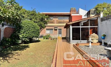 CHALET EN DOS PLANTAS AMPLIO LOTE CON 3 DORMIT. Y SERVICIOS, QUINCHO, FONDO LIBRE