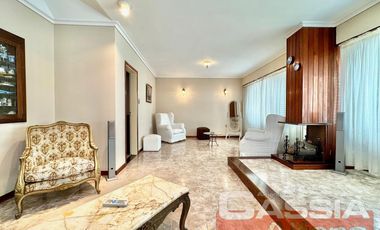 CHALET EN DOS PLANTAS AMPLIO LOTE CON 3 DORMIT. Y SERVICIOS, QUINCHO, FONDO LIBRE