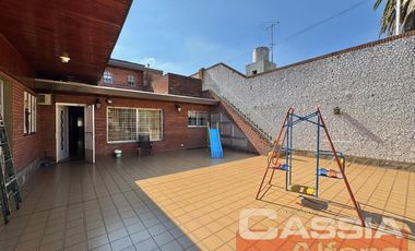 CHALET EN DOS PLANTAS AMPLIO LOTE CON 3 DORMIT. Y SERVICIOS, QUINCHO, FONDO LIBRE