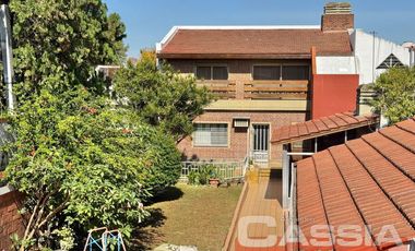 CHALET EN DOS PLANTAS AMPLIO LOTE CON 3 DORMIT. Y SERVICIOS, QUINCHO, FONDO LIBRE