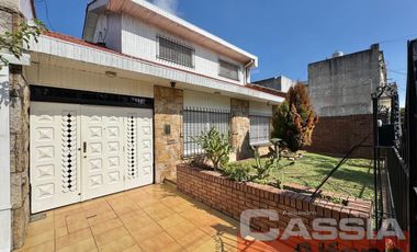 CHALET EN DOS PLANTAS AMPLIO LOTE CON 3 DORMIT. Y SERVICIOS, QUINCHO, FONDO LIBRE