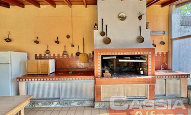 CHALET EN DOS PLANTAS AMPLIO LOTE CON 3 DORMIT. Y SERVICIOS, QUINCHO, FONDO LIBRE