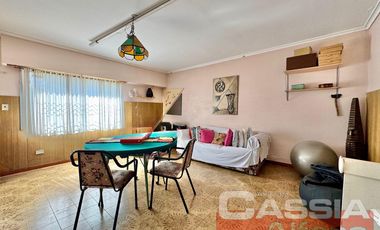 CHALET EN DOS PLANTAS AMPLIO LOTE CON 3 DORMIT. Y SERVICIOS, QUINCHO, FONDO LIBRE