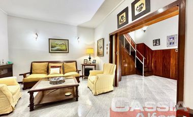 CHALET EN DOS PLANTAS AMPLIO LOTE CON 3 DORMIT. Y SERVICIOS, QUINCHO, FONDO LIBRE