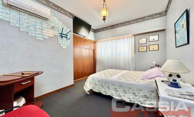 CHALET EN DOS PLANTAS AMPLIO LOTE CON 3 DORMIT. Y SERVICIOS, QUINCHO, FONDO LIBRE