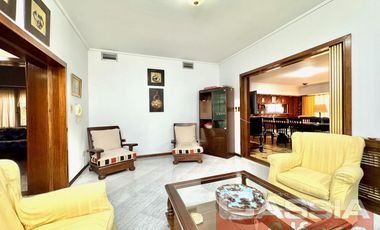 CHALET EN DOS PLANTAS AMPLIO LOTE CON 3 DORMIT. Y SERVICIOS, QUINCHO, FONDO LIBRE