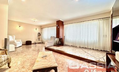 CHALET EN DOS PLANTAS AMPLIO LOTE CON 3 DORMIT. Y SERVICIOS, QUINCHO, FONDO LIBRE