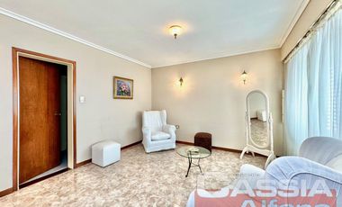 CHALET EN DOS PLANTAS AMPLIO LOTE CON 3 DORMIT. Y SERVICIOS, QUINCHO, FONDO LIBRE