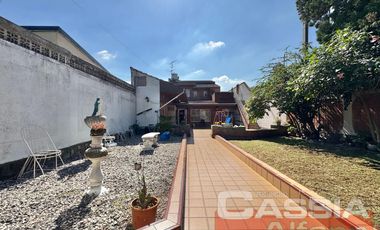 CHALET EN DOS PLANTAS AMPLIO LOTE CON 3 DORMIT. Y SERVICIOS, QUINCHO, FONDO LIBRE