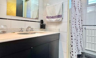 CHALET EN DOS PLANTAS AMPLIO LOTE CON 3 DORMIT. Y SERVICIOS, QUINCHO, FONDO LIBRE