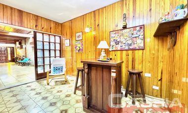 CHALET EN DOS PLANTAS AMPLIO LOTE CON 3 DORMIT. Y SERVICIOS, QUINCHO, FONDO LIBRE