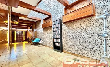 CHALET EN DOS PLANTAS AMPLIO LOTE CON 3 DORMIT. Y SERVICIOS, QUINCHO, FONDO LIBRE