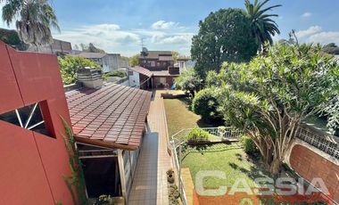 CHALET EN DOS PLANTAS AMPLIO LOTE CON 3 DORMIT. Y SERVICIOS, QUINCHO, FONDO LIBRE