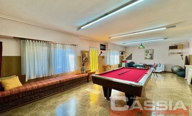 CHALET EN DOS PLANTAS AMPLIO LOTE CON 3 DORMIT. Y SERVICIOS, QUINCHO, FONDO LIBRE