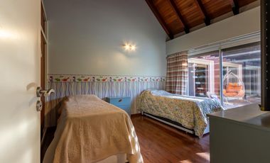 VENTA CASA 4 DORMITORIOS PILETA QUINCHO EN FISHERTON