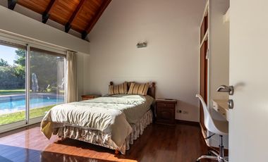 VENTA CASA 4 DORMITORIOS PILETA QUINCHO EN FISHERTON