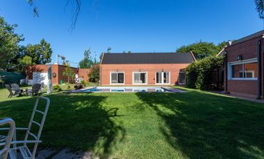 VENTA CASA 4 DORMITORIOS PILETA QUINCHO EN FISHERTON