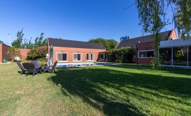 VENTA CASA 4 DORMITORIOS PILETA QUINCHO EN FISHERTON