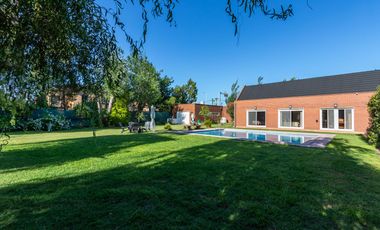 VENTA CASA 4 DORMITORIOS PILETA QUINCHO EN FISHERTON