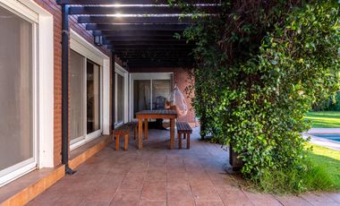 VENTA CASA 4 DORMITORIOS PILETA QUINCHO EN FISHERTON