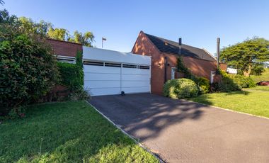 VENTA CASA 4 DORMITORIOS PILETA QUINCHO EN FISHERTON