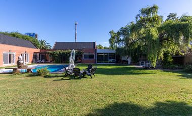 VENTA CASA 4 DORMITORIOS PILETA QUINCHO EN FISHERTON