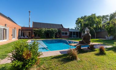 VENTA CASA 4 DORMITORIOS PILETA QUINCHO EN FISHERTON