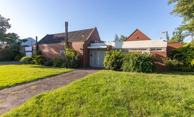 VENTA CASA 4 DORMITORIOS PILETA QUINCHO EN FISHERTON